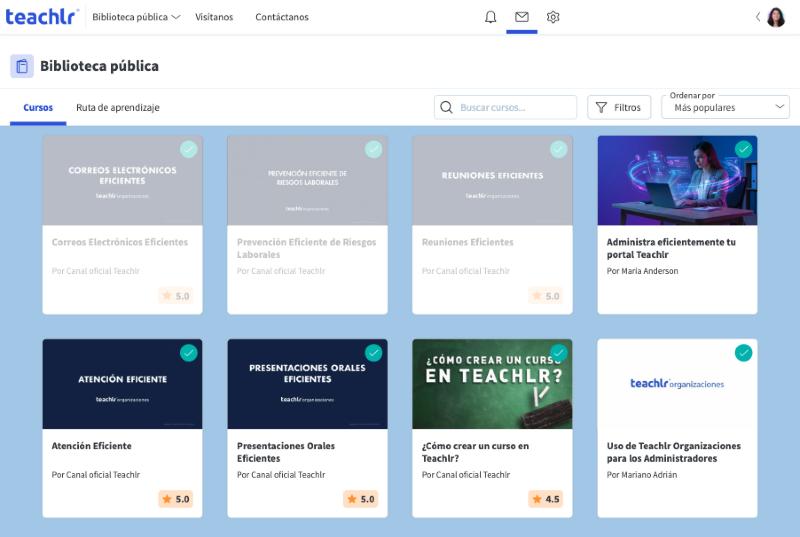 Biblioteca pública con las tarjetas de cursos; los cursos en los que ya estás tienen una marca de verificación