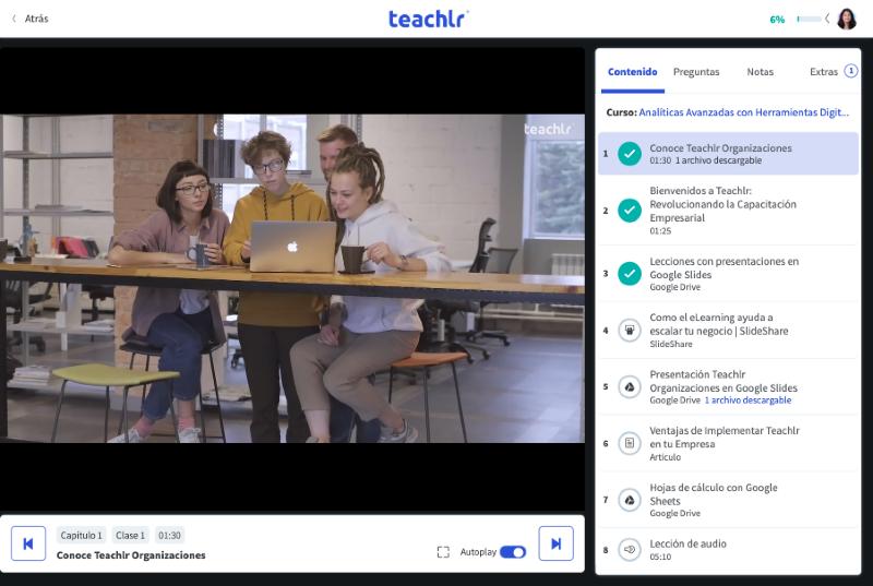 Reproductor del curso con un video a la izquierda y la lista de lecciones a la derecha